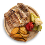 Ceafă de porc cu cartofi copți și murături / salată de varză 650g