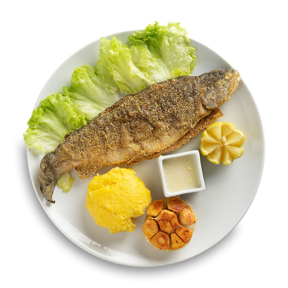 Pastrav-prajit-cu-mamaliguta-si-mujdei-de-usturoi.jpg Pastrav prajit cu mamaliguta si mujdei de usturoi